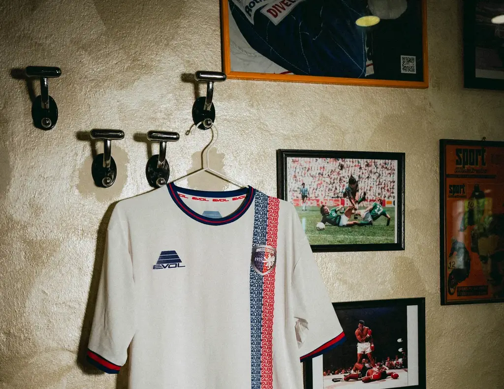La maglia bianca 2026/27 dell’Imolese appesa al muro del bar, tra fotografie sportive d’epoca incorniciate