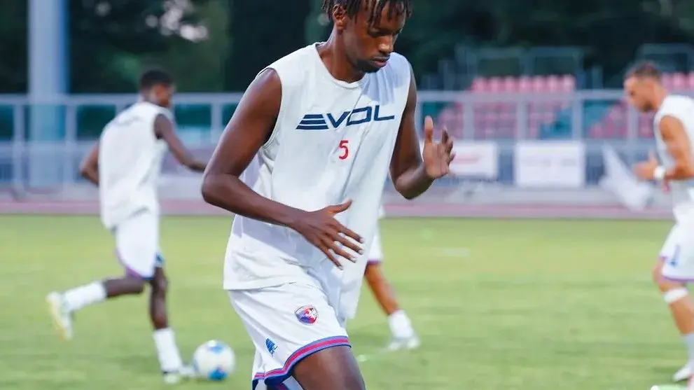 Un giocatore dell’Imolese controlla il pallone durante l’allenamento sul campo